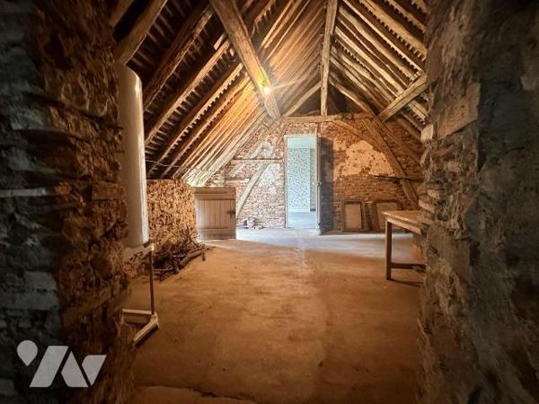Maison à finir de rénover comprenant au rez-de-chaussée :
une entrée sur la pièce de vie avec ...