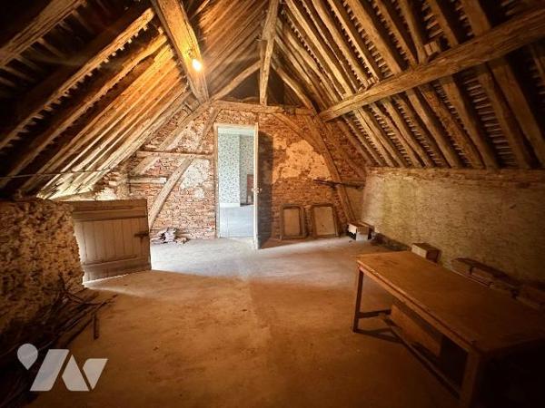 Maison à finir de rénover comprenant au rez-de-chaussée :
une entrée sur la pièce de vie avec ...