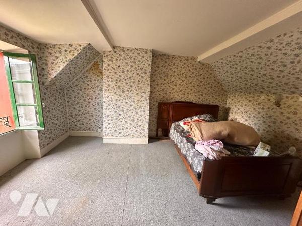 Maison à finir de rénover comprenant au rez-de-chaussée :
une entrée sur la pièce de vie avec ...