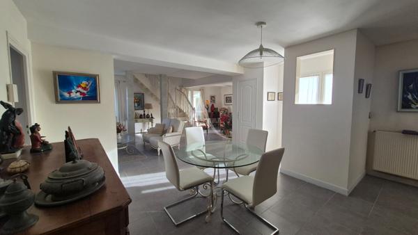 Maison contemporaine de 247 m² sur son terrain clos de 2 000m² au calme