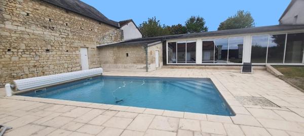 Maison de caractère + grange +piscine+ préau de 66m2 chauffé