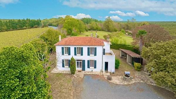 Maison de Maître avec Puits , Dépendance et Terrain Arboré