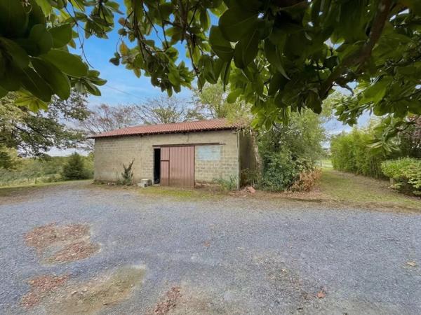 Maison de Maître avec Puits , Dépendance et Terrain Arboré