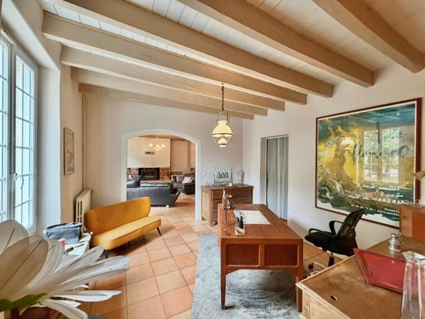 Maison de Maître avec Puits , Dépendance et Terrain Arboré