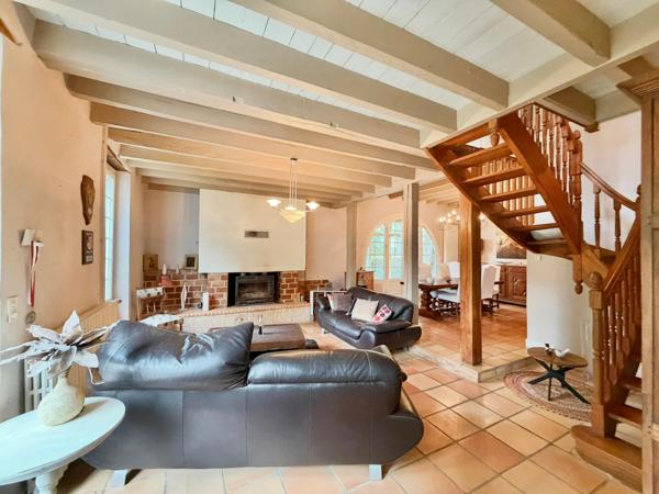 Maison de Maître avec Puits , Dépendance et Terrain Arboré