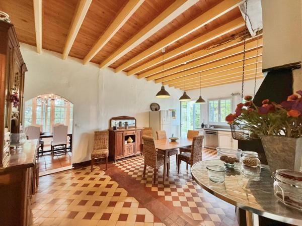 Maison de Maître avec Puits , Dépendance et Terrain Arboré