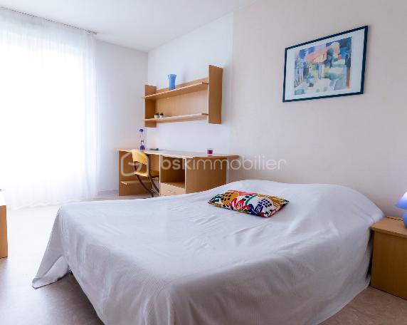 BSK CAEN Immobilier – David TALVAST vous propose ce studio meublé de 21 m², situé au rez-de-chaussée d’une résidence de services à Caen, vendu dans le cadre d’un investissement locatif LMNP avec bail commercial et locataire en place.

Une opportunité destinée aux investisseurs recherchant un placement immobilier avec une gestion simplifiée et sans gestion locative quotidienne.

UN INVESTISSEMENT LMNP GÉRÉ
Le studio est exploité dans le cadre d’un bail commercial par un gestionnaire qui a dans son portefeuille, plus de 325 biens en LMNP dans plusieurs résidences à Caen.

L’investisseur bénéficie ainsi d’un bien déjà exploité, avec un loyer annuel indiqué de 3 172 € TTC par an. La rentabilité brute indicative ressort à 4,7 % sur la base du loyer annuel communiqué et du prix net vendeur.

LE STUDIO

Situé au rez-de-chaussée, le logement développe une surface habitable de 21,05 m².
Il est complété par une place de stationnement en sous-sol, constituant un véritable atout dans le cadre d'un investissement locatif à Caen.

Caractéristiques :
•	Studio : 21,05 m²
•	Étage : RDC
•	Bail commercial de 9 ans renouvelable pour 3 ans
•	Locataire en place
•	Loyer annuel : 3 172 € TTC
•	Loyer mensuel indicatif : 264 € TTC
•	Charges de copropriété : 108 € / an
•	Taxe foncière : 630 € / an

UNE RÉSIDENCE À DESTINATION NOTAMMENT DES ÉTUDIANTS
La résidence Tempologis-Mémorial est implantée à proximité du campus 1 et du parc tertiaire de Saint-Contest.
Cette implantation permet au bien de s'inscrire dans un environnement adapté à l'exploitation d'une résidence de services.
Vous êtes intéressé ? Contactez-moi directement pour ce bien coup de cœur : 07 81 76 32 28 ou dtalvast@bskimmobilier.com