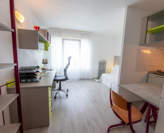 BSK CAEN Immobilier – David TALVAST vous propose ce studio meublé de 21 m², situé au rez-de-chaussée d’une résidence de services à Caen, vendu dans le cadre d’un investissement locatif LMNP avec bail commercial et locataire en place.

Une opportunité destinée aux investisseurs recherchant un placement immobilier avec une gestion simplifiée et sans gestion locative quotidienne.

UN INVESTISSEMENT LMNP GÉRÉ
Le studio est exploité dans le cadre d’un bail commercial par un gestionnaire qui a dans son portefeuille, plus de 325 biens en LMNP dans plusieurs résidences à Caen.

L’investisseur bénéficie ainsi d’un bien déjà exploité, avec un loyer annuel indiqué de 3 172 € TTC par an. La rentabilité brute indicative ressort à 4,7 % sur la base du loyer annuel communiqué et du prix net vendeur.

LE STUDIO

Situé au rez-de-chaussée, le logement développe une surface habitable de 21,05 m².
Il est complété par une place de stationnement en sous-sol, constituant un véritable atout dans le cadre d'un investissement locatif à Caen.

Caractéristiques :
•	Studio : 21,05 m²
•	Étage : RDC
•	Bail commercial de 9 ans renouvelable pour 3 ans
•	Locataire en place
•	Loyer annuel : 3 172 € TTC
•	Loyer mensuel indicatif : 264 € TTC
•	Charges de copropriété : 108 € / an
•	Taxe foncière : 630 € / an

UNE RÉSIDENCE À DESTINATION NOTAMMENT DES ÉTUDIANTS
La résidence Tempologis-Mémorial est implantée à proximité du campus 1 et du parc tertiaire de Saint-Contest.
Cette implantation permet au bien de s'inscrire dans un environnement adapté à l'exploitation d'une résidence de services.
Vous êtes intéressé ? Contactez-moi directement pour ce bien coup de cœur : 07 81 76 32 28 ou dtalvast@bskimmobilier.com
