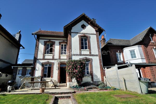 Suite à un refus de prêt, remise en vente de cette jolie maison située à la sortie de Bolbec dans un quartier résidentiel calme.
Édifiée sur une cave, elle propose en rez de chaussée : séjour-salon avec cheminée, cuisine aménagée, toilettes, salle de bain.
A l'étage, deux chambres et un bureau.
Au deuxième : un grenier et une chambre.
Jardin et garage
Travaux de rafraîchissement à prévoir. Idéal investisseur ou première acquisition