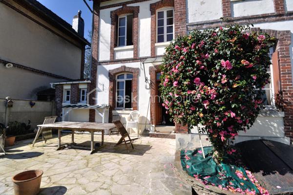 Suite à un refus de prêt, remise en vente de cette jolie maison située à la sortie de Bolbec dans un quartier résidentiel calme.
Édifiée sur une cave, elle propose en rez de chaussée : séjour-salon avec cheminée, cuisine aménagée, toilettes, salle de bain.
A l'étage, deux chambres et un bureau.
Au deuxième : un grenier et une chambre.
Jardin et garage
Travaux de rafraîchissement à prévoir. Idéal investisseur ou première acquisition
