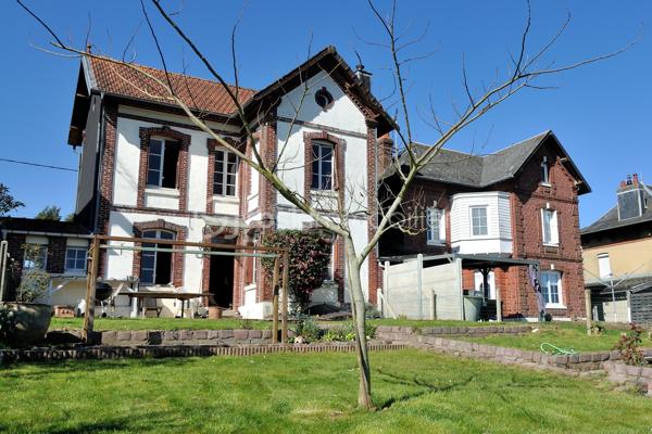 Suite à un refus de prêt, remise en vente de cette jolie maison située à la sortie de Bolbec dans un quartier résidentiel calme.
Édifiée sur une cave, elle propose en rez de chaussée : séjour-salon avec cheminée, cuisine aménagée, toilettes, salle de bain.
A l'étage, deux chambres et un bureau.
Au deuxième : un grenier et une chambre.
Jardin et garage
Travaux de rafraîchissement à prévoir. Idéal investisseur ou première acquisition