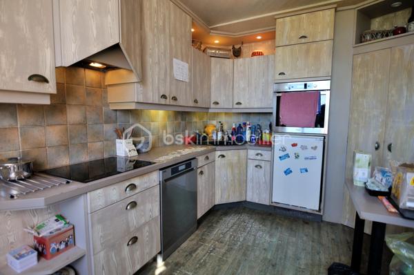 Suite à un refus de prêt, remise en vente de cette jolie maison située à la sortie de Bolbec dans un quartier résidentiel calme.
Édifiée sur une cave, elle propose en rez de chaussée : séjour-salon avec cheminée, cuisine aménagée, toilettes, salle de bain.
A l'étage, deux chambres et un bureau.
Au deuxième : un grenier et une chambre.
Jardin et garage
Travaux de rafraîchissement à prévoir. Idéal investisseur ou première acquisition