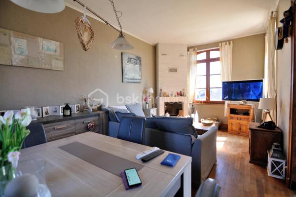 Suite à un refus de prêt, remise en vente de cette jolie maison située à la sortie de Bolbec dans un quartier résidentiel calme.
Édifiée sur une cave, elle propose en rez de chaussée : séjour-salon avec cheminée, cuisine aménagée, toilettes, salle de bain.
A l'étage, deux chambres et un bureau.
Au deuxième : un grenier et une chambre.
Jardin et garage
Travaux de rafraîchissement à prévoir. Idéal investisseur ou première acquisition