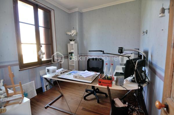 Suite à un refus de prêt, remise en vente de cette jolie maison située à la sortie de Bolbec dans un quartier résidentiel calme.
Édifiée sur une cave, elle propose en rez de chaussée : séjour-salon avec cheminée, cuisine aménagée, toilettes, salle de bain.
A l'étage, deux chambres et un bureau.
Au deuxième : un grenier et une chambre.
Jardin et garage
Travaux de rafraîchissement à prévoir. Idéal investisseur ou première acquisition