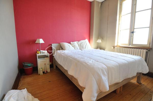 Suite à un refus de prêt, remise en vente de cette jolie maison située à la sortie de Bolbec dans un quartier résidentiel calme.
Édifiée sur une cave, elle propose en rez de chaussée : séjour-salon avec cheminée, cuisine aménagée, toilettes, salle de bain.
A l'étage, deux chambres et un bureau.
Au deuxième : un grenier et une chambre.
Jardin et garage
Travaux de rafraîchissement à prévoir. Idéal investisseur ou première acquisition