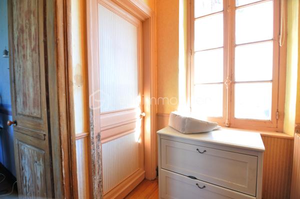 Suite à un refus de prêt, remise en vente de cette jolie maison située à la sortie de Bolbec dans un quartier résidentiel calme.
Édifiée sur une cave, elle propose en rez de chaussée : séjour-salon avec cheminée, cuisine aménagée, toilettes, salle de bain.
A l'étage, deux chambres et un bureau.
Au deuxième : un grenier et une chambre.
Jardin et garage
Travaux de rafraîchissement à prévoir. Idéal investisseur ou première acquisition