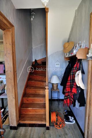 Suite à un refus de prêt, remise en vente de cette jolie maison située à la sortie de Bolbec dans un quartier résidentiel calme.
Édifiée sur une cave, elle propose en rez de chaussée : séjour-salon avec cheminée, cuisine aménagée, toilettes, salle de bain.
A l'étage, deux chambres et un bureau.
Au deuxième : un grenier et une chambre.
Jardin et garage
Travaux de rafraîchissement à prévoir. Idéal investisseur ou première acquisition