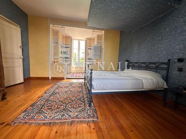 Beau château à vendre proche du Puy du Fou avec logements annexes