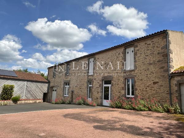 Beau château à vendre proche du Puy du Fou avec logements annexes