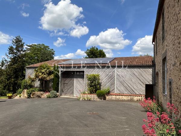 Beau château à vendre proche du Puy du Fou avec logements annexes