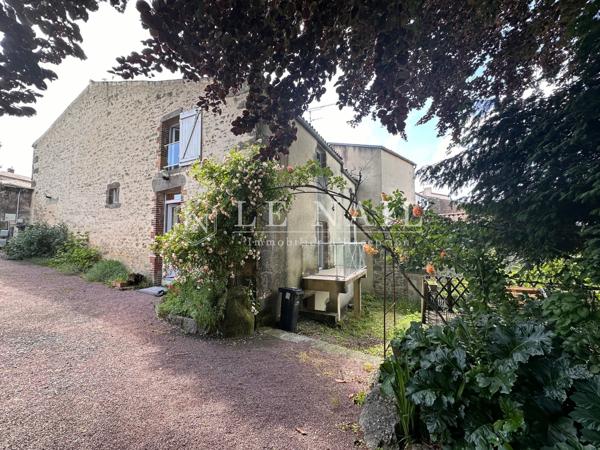 Beau château à vendre proche du Puy du Fou avec logements annexes