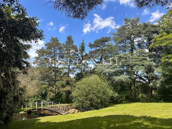 Beau château à vendre proche du Puy du Fou avec logements annexes