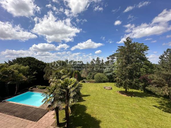 Beau château à vendre proche du Puy du Fou avec logements annexes