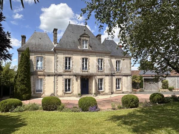 Beau château à vendre proche du Puy du Fou avec logements annexes