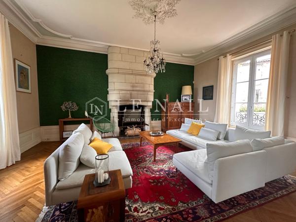 Beau château à vendre proche du Puy du Fou avec logements annexes