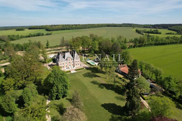 SPLENDIDE CHÂTEAU DE STYLE LOUIS XIII AU CONFORT CONTEMPORAIN DANS LE SANCERROIS