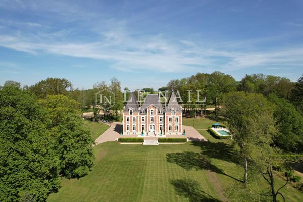 SPLENDIDE CHÂTEAU DE STYLE LOUIS XIII AU CONFORT CONTEMPORAIN DANS LE SANCERROIS