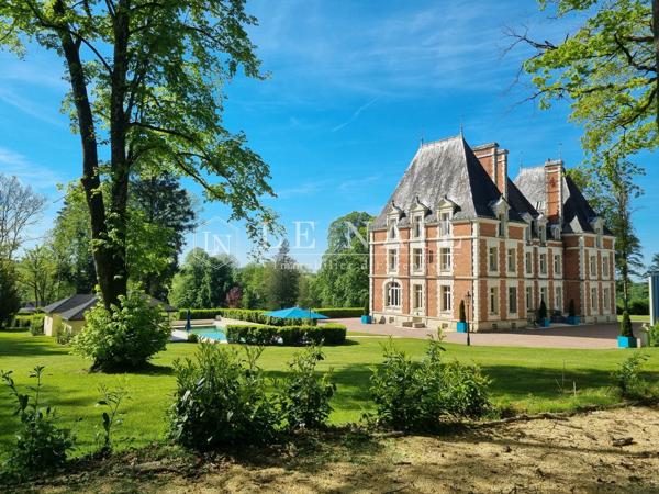SPLENDIDE CHÂTEAU DE STYLE LOUIS XIII AU CONFORT CONTEMPORAIN DANS LE SANCERROIS