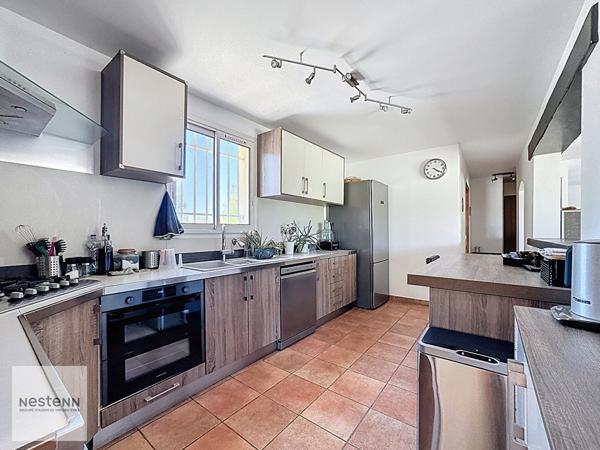 Maison de type 4 de 132m² et studio de type 2 de 35m² à Grans sur 4600m² de terrain avec piscine en pleine nature