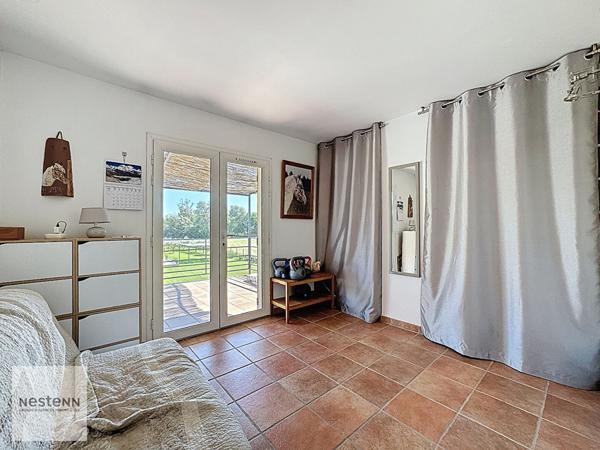 Maison de type 4 de 132m² et studio de type 2 de 35m² à Grans sur 4600m² de terrain avec piscine en pleine nature