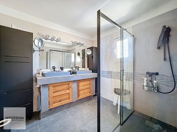 Maison de type 4 de 132m² et studio de type 2 de 35m² à Grans sur 4600m² de terrain avec piscine en pleine nature