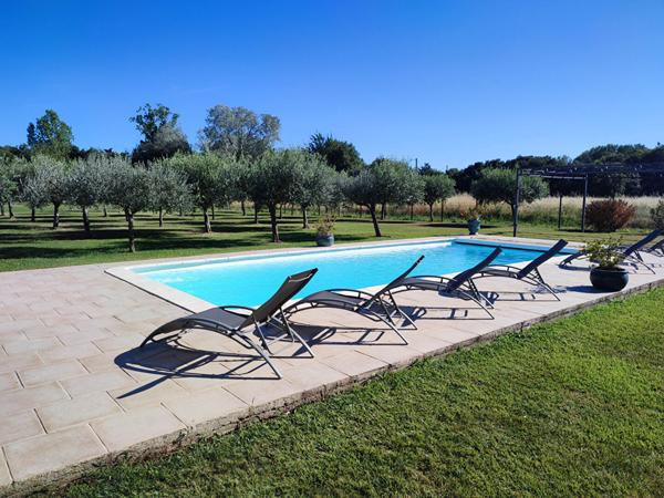 Maison de type 4 de 132m² et studio de type 2 de 35m² à Grans sur 4600m² de terrain avec piscine en pleine nature