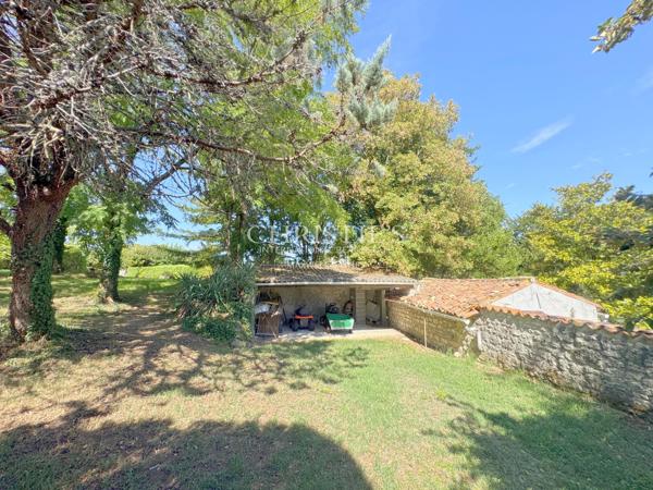 Un domaine unique à Saintes – 2 maisons, piscine et parc arboré