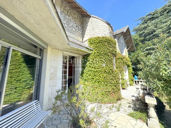 Un domaine unique à Saintes – 2 maisons, piscine et parc arboré