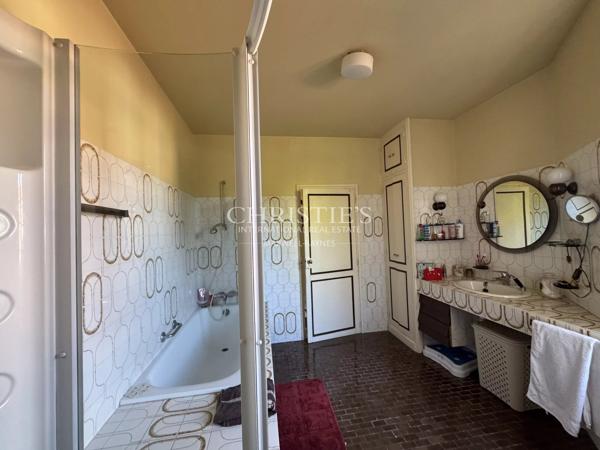 Un domaine unique à Saintes – 2 maisons, piscine et parc arboré