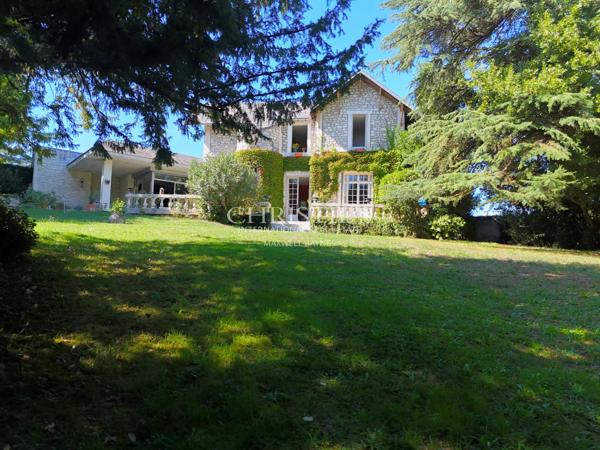 Un domaine unique à Saintes – 2 maisons, piscine et parc arboré