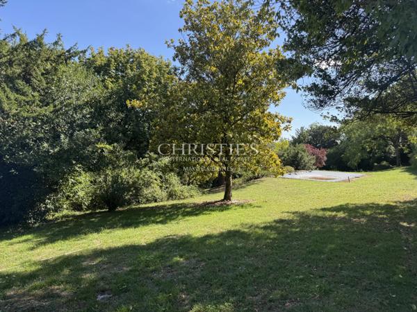 Un domaine unique à Saintes – 2 maisons, piscine et parc arboré