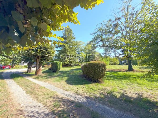 Un domaine unique à Saintes – 2 maisons, piscine et parc arboré