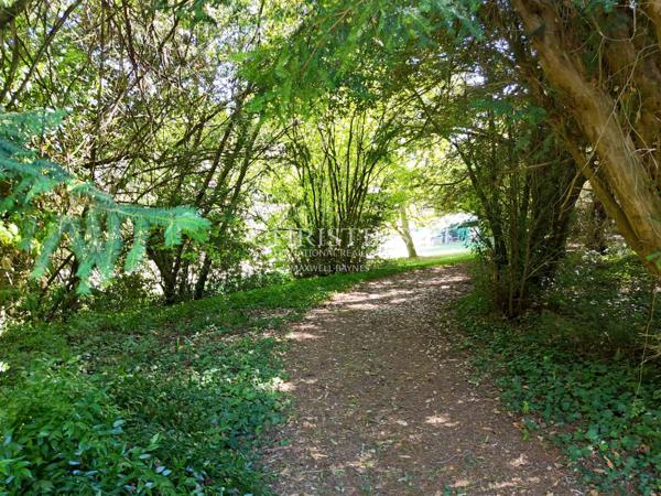 Un domaine unique à Saintes – 2 maisons, piscine et parc arboré