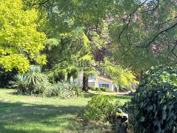 Un domaine unique à Saintes – 2 maisons, piscine et parc arboré