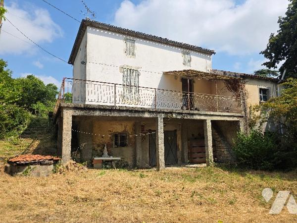 Avec son terrain arboré d'environ 3500 m², cette ancienne maison en pierre est à rénover !