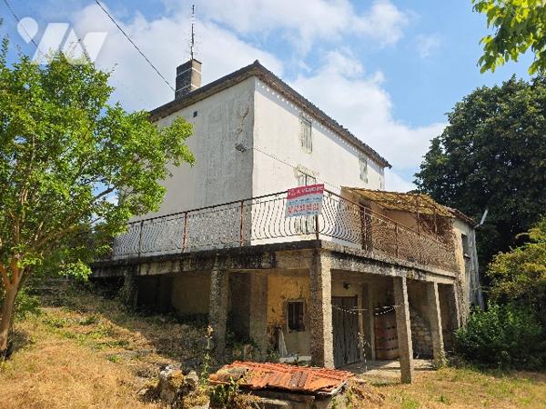 Avec son terrain arboré d'environ 3500 m², cette ancienne maison en pierre est à rénover !