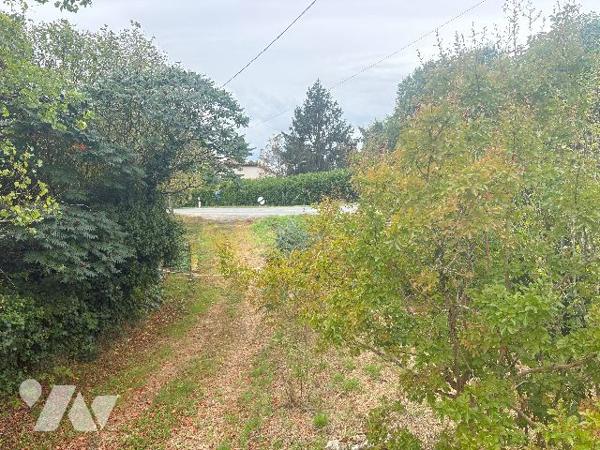 Avec son terrain arboré d'environ 3500 m², cette ancienne maison en pierre est à rénover !