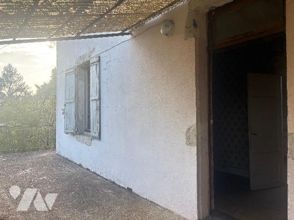Avec son terrain arboré d'environ 3500 m², cette ancienne maison en pierre est à rénover !