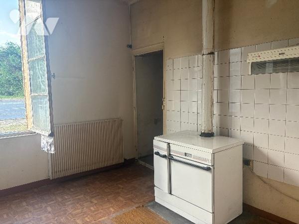 Avec son terrain arboré d'environ 3500 m², cette ancienne maison en pierre est à rénover !