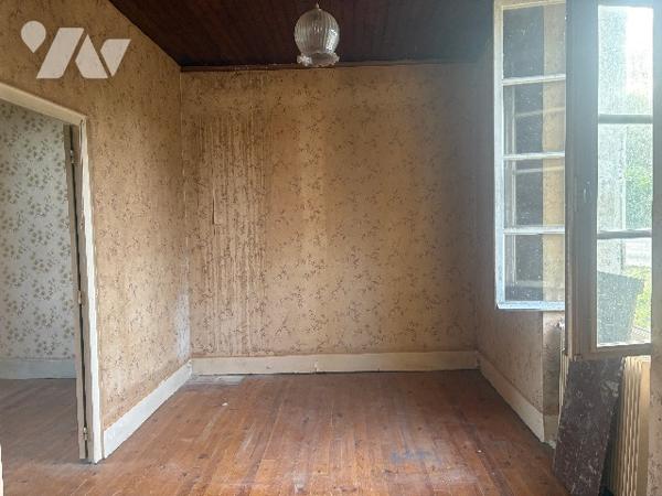 Avec son terrain arboré d'environ 3500 m², cette ancienne maison en pierre est à rénover !